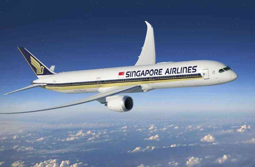 Singapore Airlines is requiring passenger cabin crew to be vaccinated for viral diseases